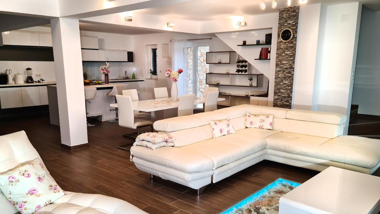 Villa Relax , With Seaview And Two Pools Near Beach Starigrad  Luaran gambar